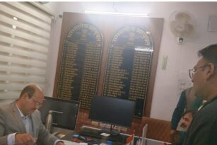 मानव अधिकार प्रोटेक्शन राजस्थान प्रदेश अध्यक्ष के नेत्रत्व में स्कूल में पढ़ने वाले बच्चों की ज़िंदगीयौ से खिलवाड़ कर रहे टेक्सी वाहनों के खिलाफ मंडलायुक्त बीकानेर विश्राम मीणा जी को सौंप ज्ञापन