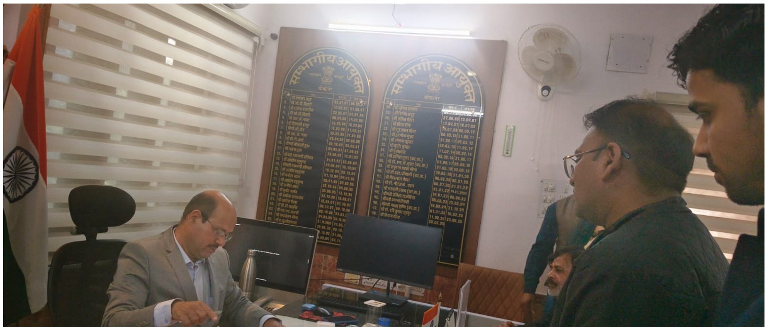 You are currently viewing मानव अधिकार प्रोटेक्शन राजस्थान प्रदेश अध्यक्ष के नेत्रत्व में स्कूल में पढ़ने वाले बच्चों की ज़िंदगीयौ से खिलवाड़ कर रहे टेक्सी वाहनों के खिलाफ मंडलायुक्त बीकानेर विश्राम मीणा जी को सौंप ज्ञापन