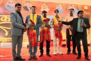 सीवी गेस्ट हाउस, फिरोजाबाद में मानव अधिकार प्रोटेक्शन के राष्ट्रीय अध्यक्ष घनश्याम गुप्ता का स्वागत करते DG 10 G Wellness कंपनी के एमडी अजीत चौहान, डायरेक्टर कुनाल वर्मा व अन्य साथी।